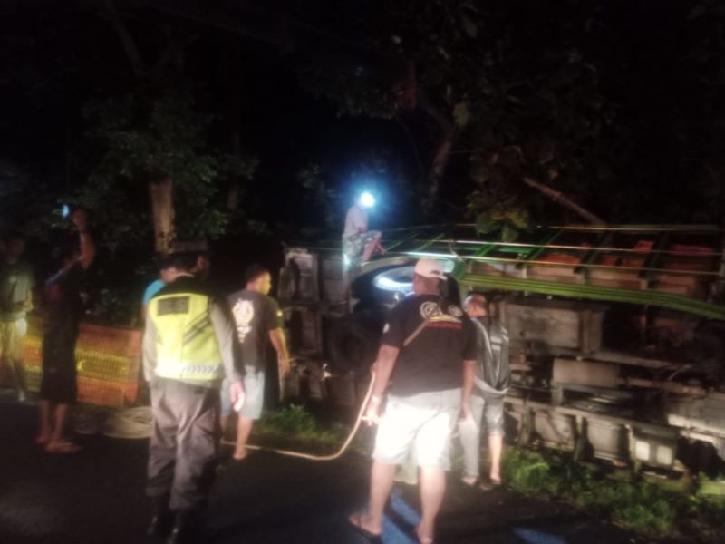 TERGANTUNG: Bangkai truk muatan masih tersangkut di bahu jalan.&nbsp;