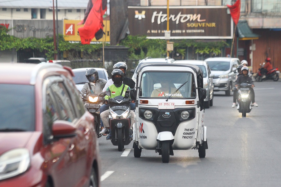 Pengemudi mengoperasikan angkutan online berbentuk kendaraan bajaj saat melintas di Jalan Mataram, Kota Jogja, Senin (9/6/2025).