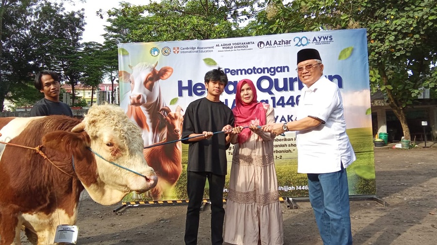 SIMBOLIS: Penyerahan hewan kurban dari AYWS di empat kampus Al Azhar, secara akumulatif ada 11 ekor sapi dan 38 ekor kambing yang dikurbankan,&nbsp;Senin&nbsp;(9/6/2025).