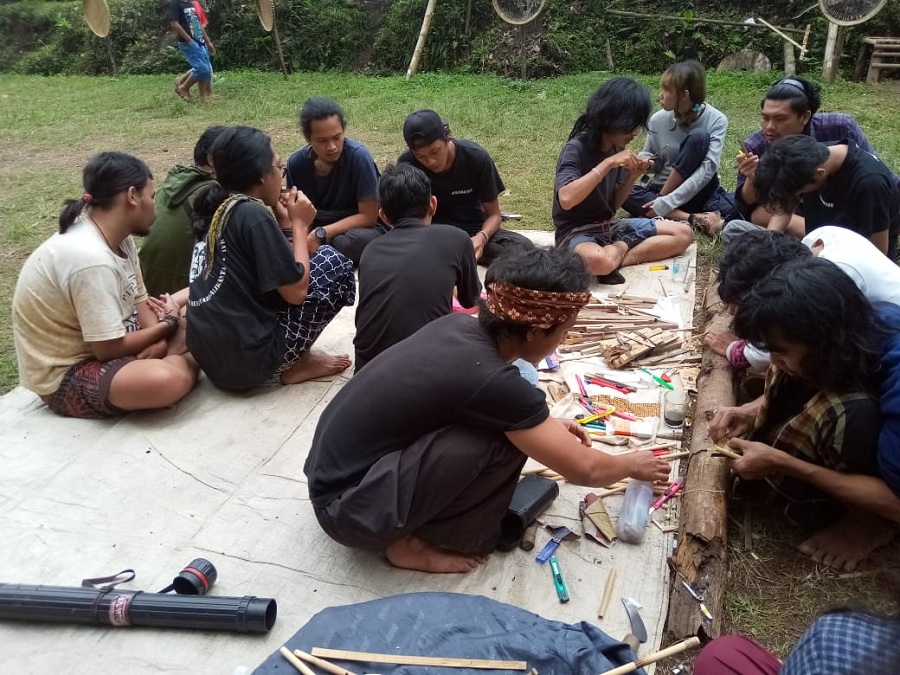 TEKUN: Suku Karinding Jogja yang sedang melaksanakan kegiatan workshop.