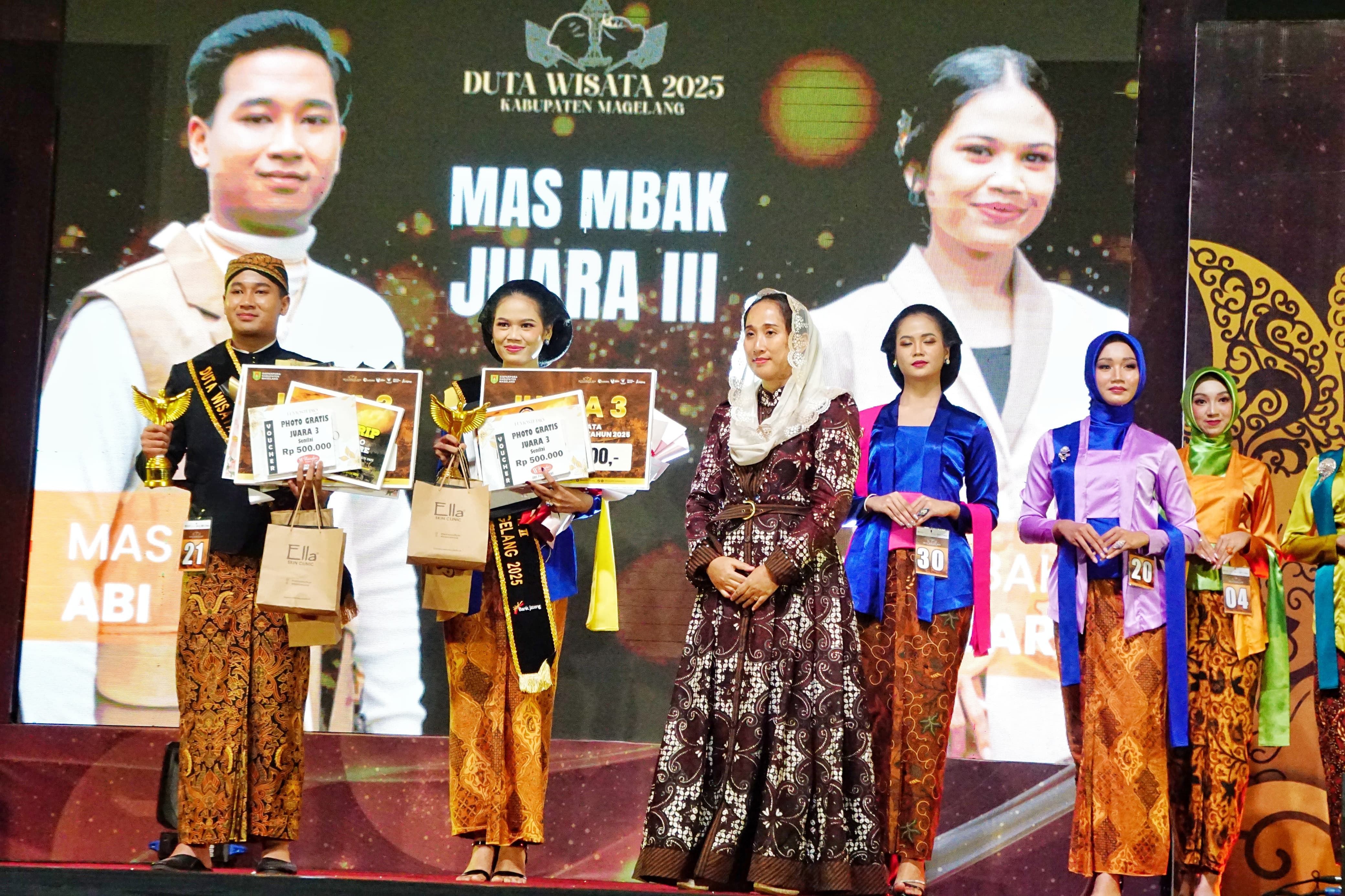 Malam grand final ajang Mas dan Mbak Duta Wisata Kabupaten Magelang berlangsung memukau di Grand Artos Hotel & Convention, Minggu (8/6) malam.  &nbsp;