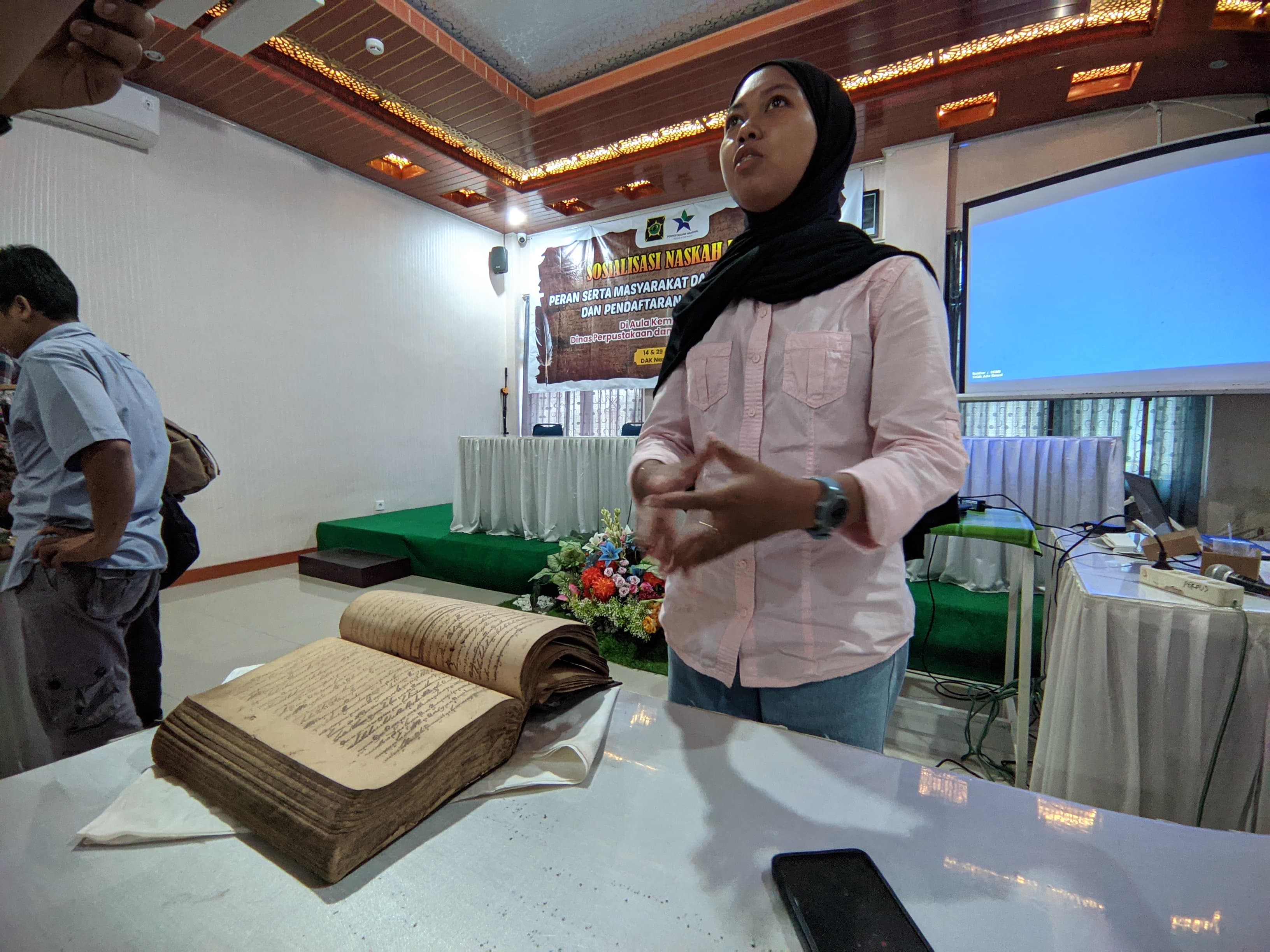 BERUMUR RATUSAN TAHUN: Jesika Yula menjelaskan soal kitab aksara Jawa milik keluarganya. Ia menyebut kitab itu diturunkan oleh mbah buyutnya&nbsp; yang didapat dari Keraton Jogj
