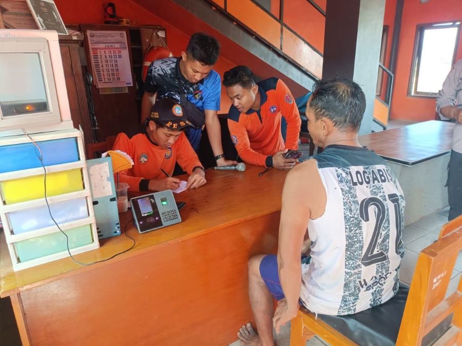 Laporan: Setelah Kejadian Laka Laut, Dua Korban memberikan keterangan ke SAR Satlinmas Wilayah III