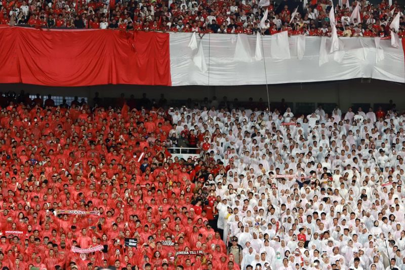 Sorak-sorai suporter Timnas Indonesia saat pertandingan Indonesia vs China pada laga kualifikasi Piala Dunia 2026 putaran ketiga Grup C di Stadion Utama Gelora Bung Karno, Jakarta, Kamis (5/6/2025)