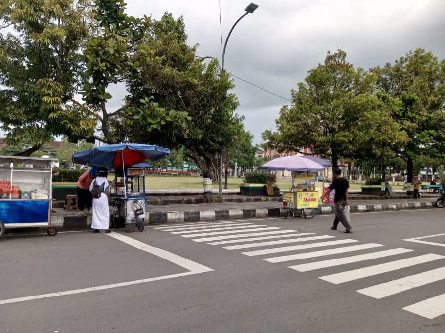 Pedagang Kaki Lima (PKL) di Alun-alun Wonosari sudah mulai berjualan sejak pagi.