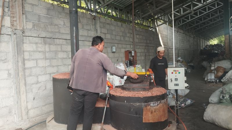 INOVATIF: Mesin pirolisis yang digunakan untuk memanaskan soft plastic menjadi minyak dan solar di BUMKal Panggung Lestari, Panggungharjo, Sewon, Bantul Selasa (10/6).