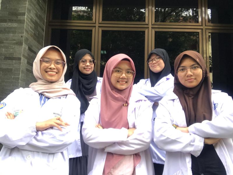 ALAMI: Tim PKM UNY yang membuat inovasi nanospray anti nyamuk berbahan dasar kulit jeruk dan durian.