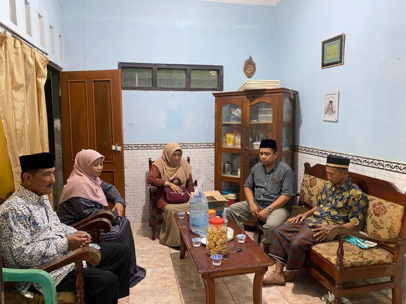 BERDUKA: Plh Kepala Kantor Kementerian Agama Kebumen Salim Wazdy takziah ke rumah Winarso Darsopawiro di Desa Winong, Kecamatan Mirit.