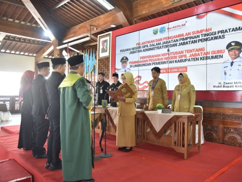 JABATAN BARU: Bupati Kebumen Lilis Nuryani melantik sekaligus mengambil sumpah kepada 18 pejabat tinggi pratama di Pendopo Kabumian Selasa (10/6).