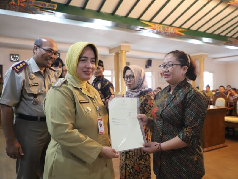 LEGALITAS: Bupati Purworejo Yuli Hastuti menyerahkan sertifikat hak milik (SHM) tanah dan bangunan kepada warga Kelurahan Keseneng yang mengikuti program rumah sub inti