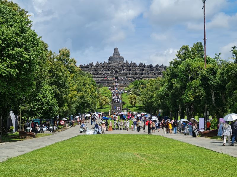 FAVORIT: Wisatawan saat memadati area Candi Borobudur. Saat ini, kuota wisatawan yang boleh naik ke struktur candi hanya 1.200 orang.