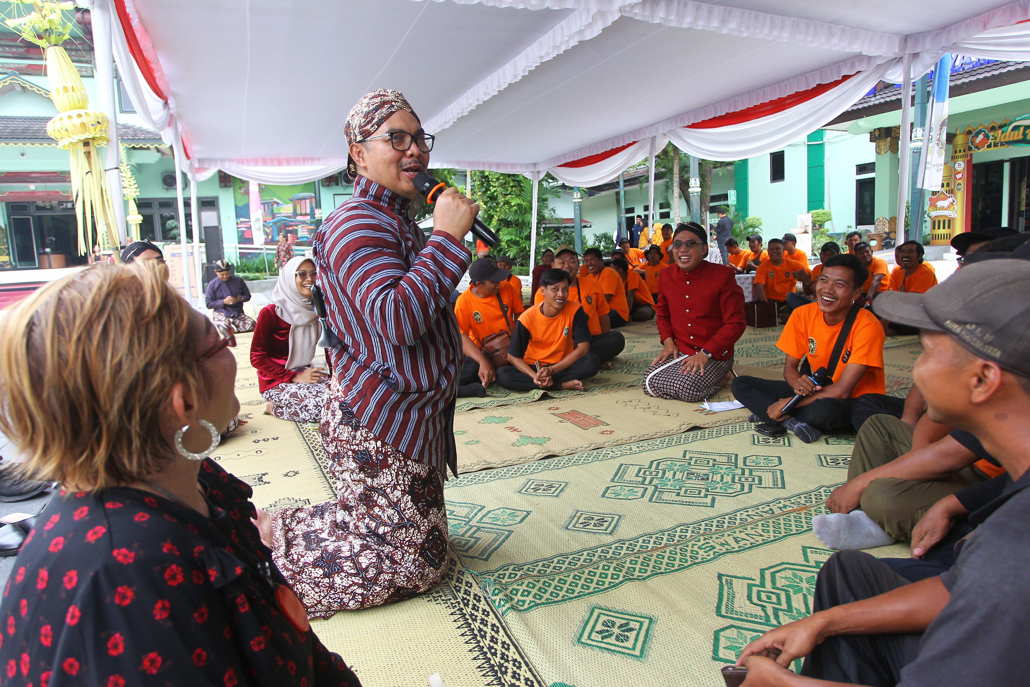 Wali Kota Jogja Hasto Wardoyo berdialog dengan pasukan kuning