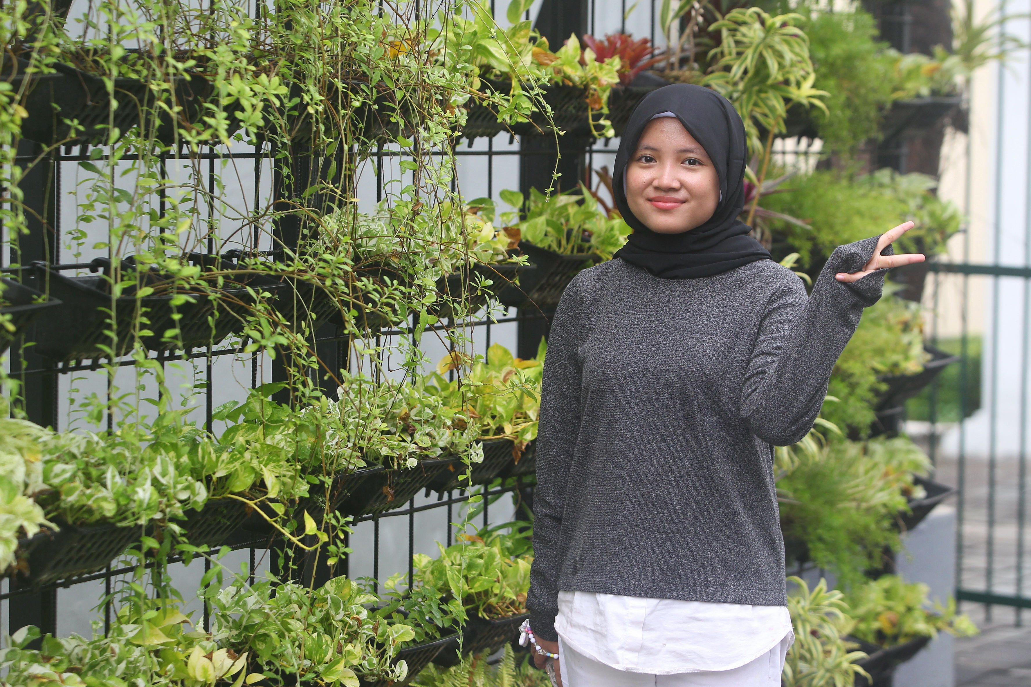 Pecatur andalan DIJ, Shafira Devi Herfesa saat berfoto bersama Wagub DIJ KGPAA Paku Alam X bersama orangtuanya dan para pengurus KONI DIJ serta Percasi DIJ di Bangsal Kepatihan, Jogja, Selasa (10/6) p