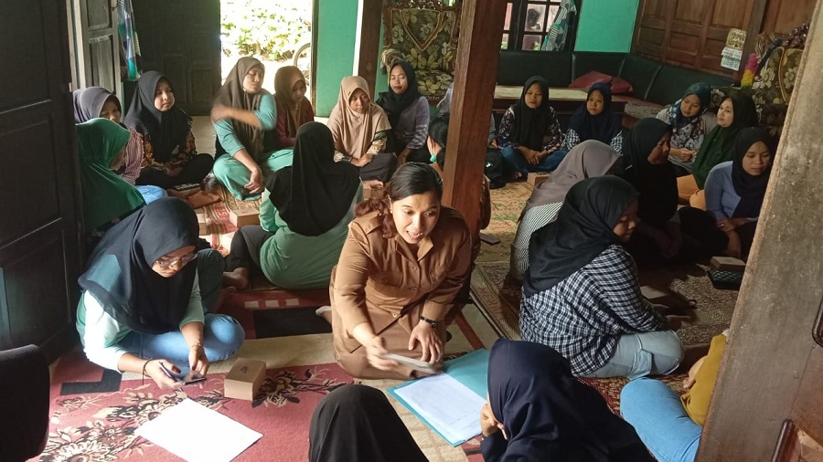 SEREMONIAL: Kegiatan kelas ibu balita dalam rangka mencegah stunting dari tingkat desa di Padukuhan Wuni, Selasa&nbsp;(10/6/2025).