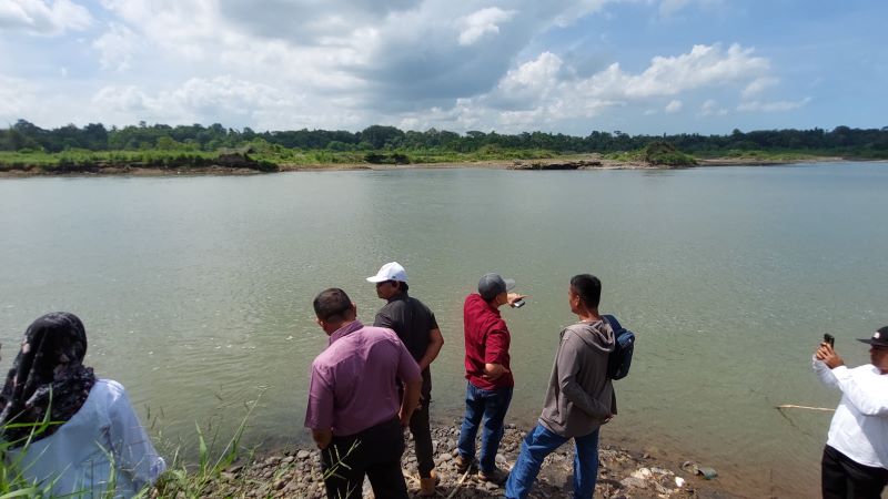 KUNJUNGAN: Komisi C DPRD DIJ meninjau lokasi tambang pasir.