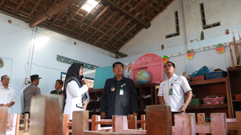 PENINJAUAN: Bupati Kulon Progo meninjau sekolah TK swasta yang mengalami kerusakan.&nbsp;