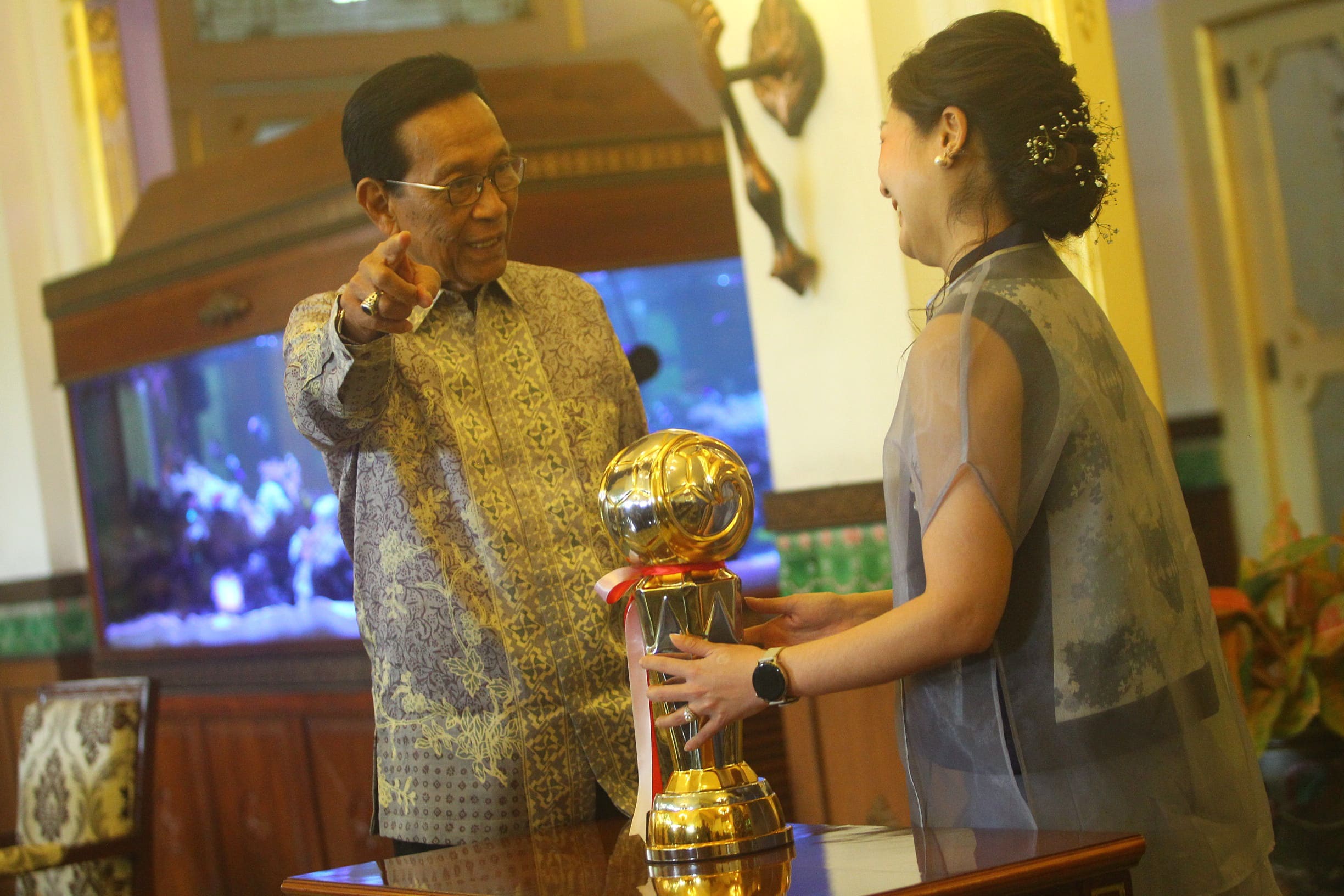 Gubernur DIY HB X berdialog dengan Dirut PSIM Jogja Yuliana Tasno
