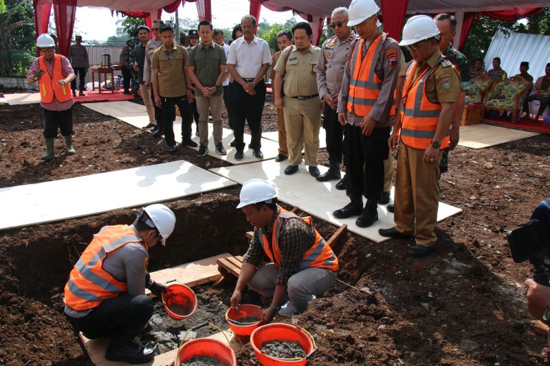 SIMBOLIS: Kapolresta Magelang didampingi para PJU saat melakukan peletakan batu pertama pembangunan Mako Polsek Windusari, Selasa (10/6).