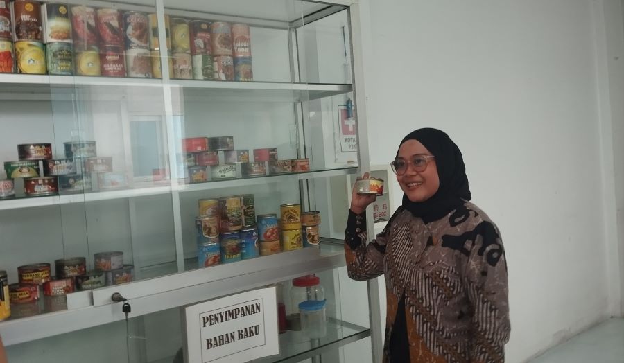 Pengalengan Ikan: Sri Nuryana pemilik usaha Dapur Bunda Nuryana sedang memperlihatkan produk pengalengan ikan yang diproduksinya
