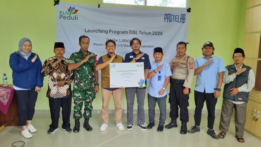 Sesi peluncuran program Tanggung Jawab Sosial dan Lingkungan (TJSL), yang diinisiasi oleh PLN Unit Pelaksana Transmisi (UPT) Salatiga dengan Paste Lab Workshop Manufaktur