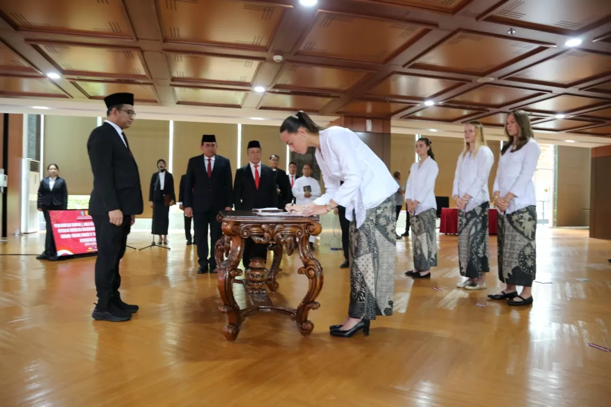 Empat pemain Felicia Victoria de Zeeuw, Iris Joska de Rouw, Isa Guusje Warpas, dan Emily Julia Frederica Nahon resmi menjadi WNI dan siap bela Timnas Putri Indonesia.