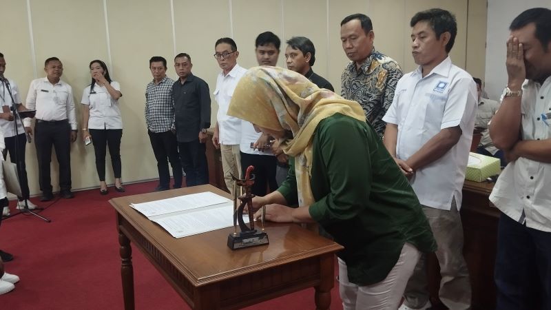 SIMBOLIS: Penandatanganan berita acara serah terima bantuan keuangan kepada partai politik dari perwakilan Partai Kebangkitan Bangsa Rabu (11/6).