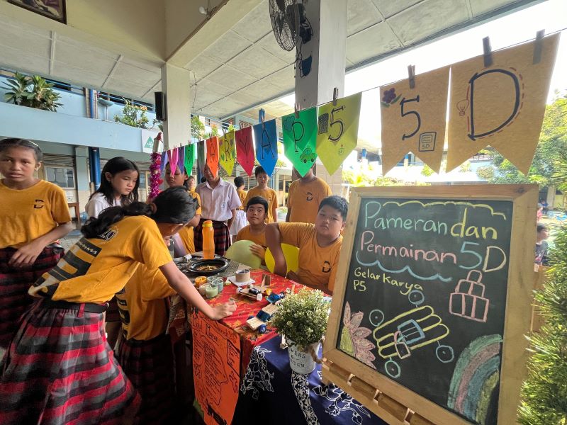 APIK: Para siswa SD Tarakanita Bumijo antusias menunjukkan hasil karya mereka dalam gelaran P5.