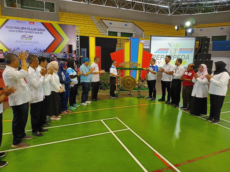 Kepala Disdikpora DIY Suhirman dan Staf Ahli Gubernur DIY Bidang Sosial, Budaya dan Kemasyarakatan Didik Wardaya bersama panitia Peparpeda DIY 2025 saat pembukaan di GOR Amongrogo