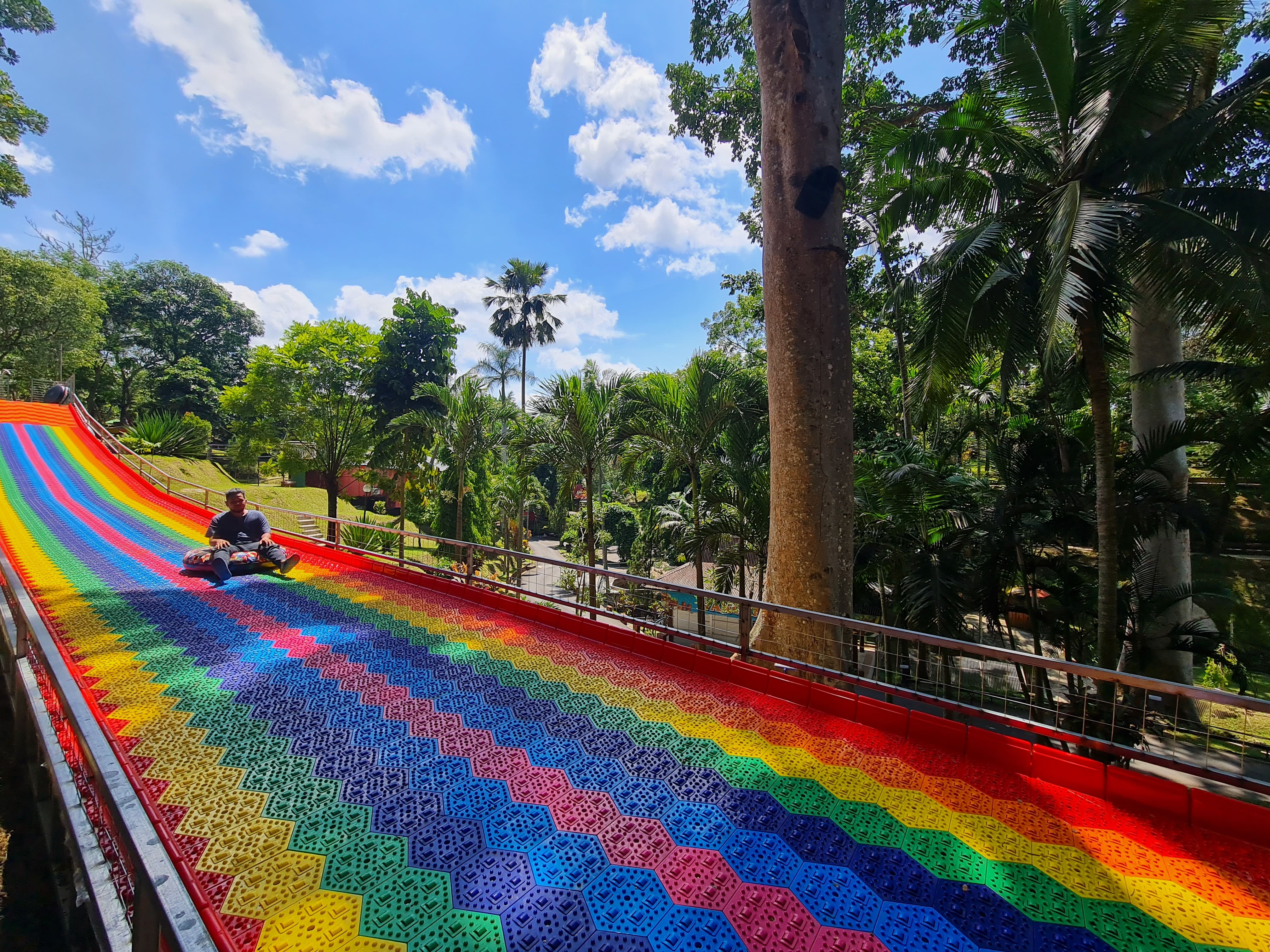 TKL Ecopark memiliki wahana baru berupa perosotan pelangi atau rainbow slide.