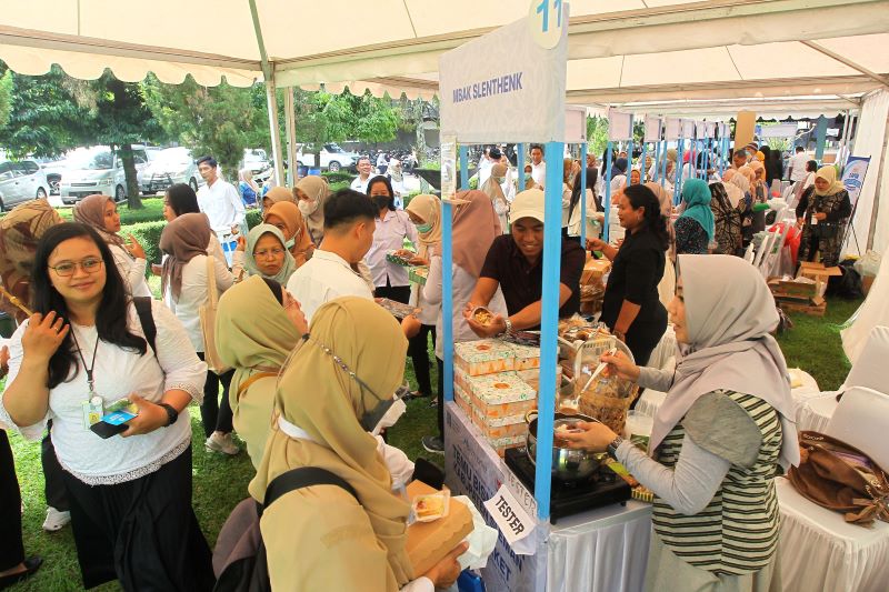 ANTUSIAS: Booth pelaku UMKM pada agenda Temu Pelaku Usaha Mbizmarket di Pendopo Parasamya Pemkab Sleman ramai dikunjungi pembeli Rabu (11/6).