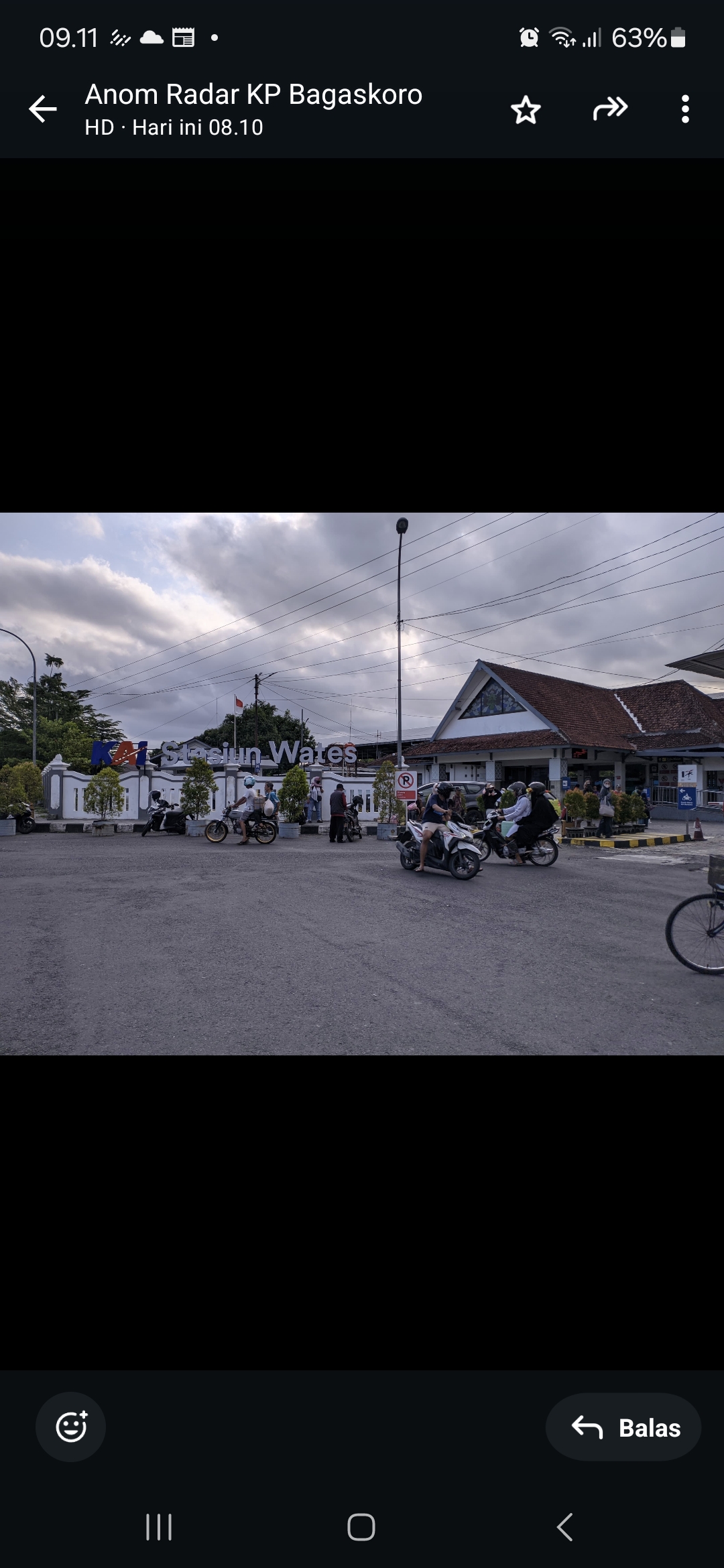 SUASANA: Pengunjung Stasiun Wates memadati area depan kedatangan.
