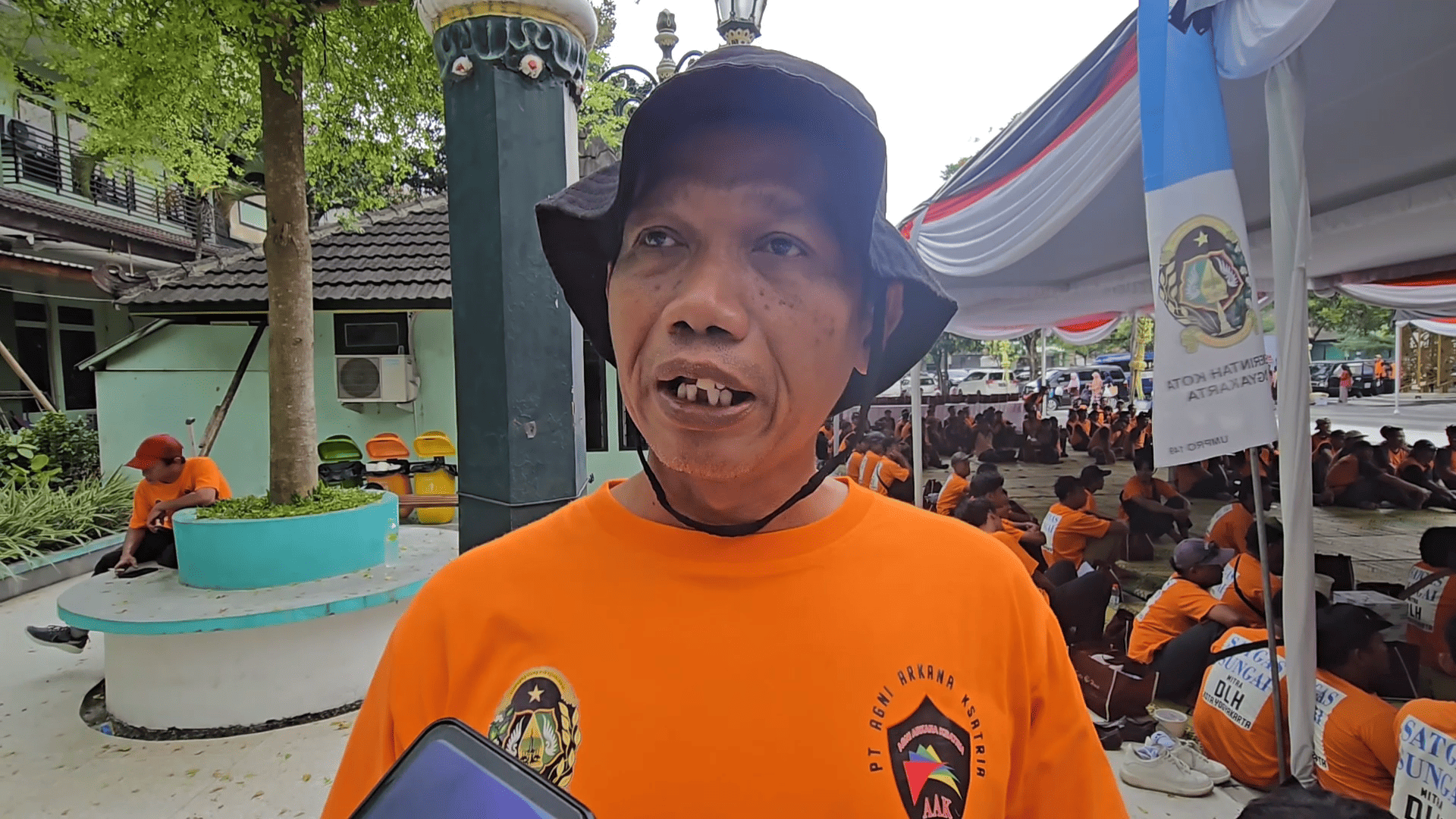Dwi Agus Pramujiyanto, anggota pasukan kuning pembersih Sungai Code saat ditemui di Balai Kota Jogja, Selasa (10/6).