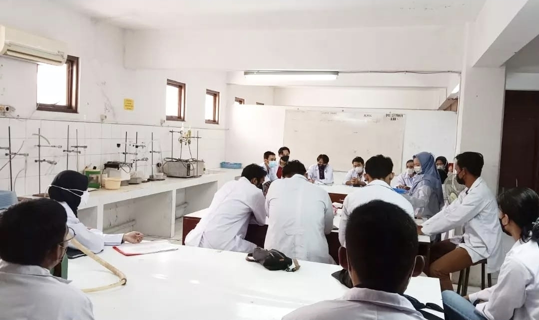 para mahasiswa peternakan UMBY saat sedang melakukan praktikum