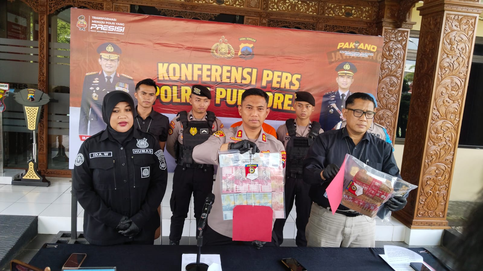 Kapolres Purworejo AKBP Andry Agustiano memimpin konferensi pers terkait kasus peredaran uang palsu.