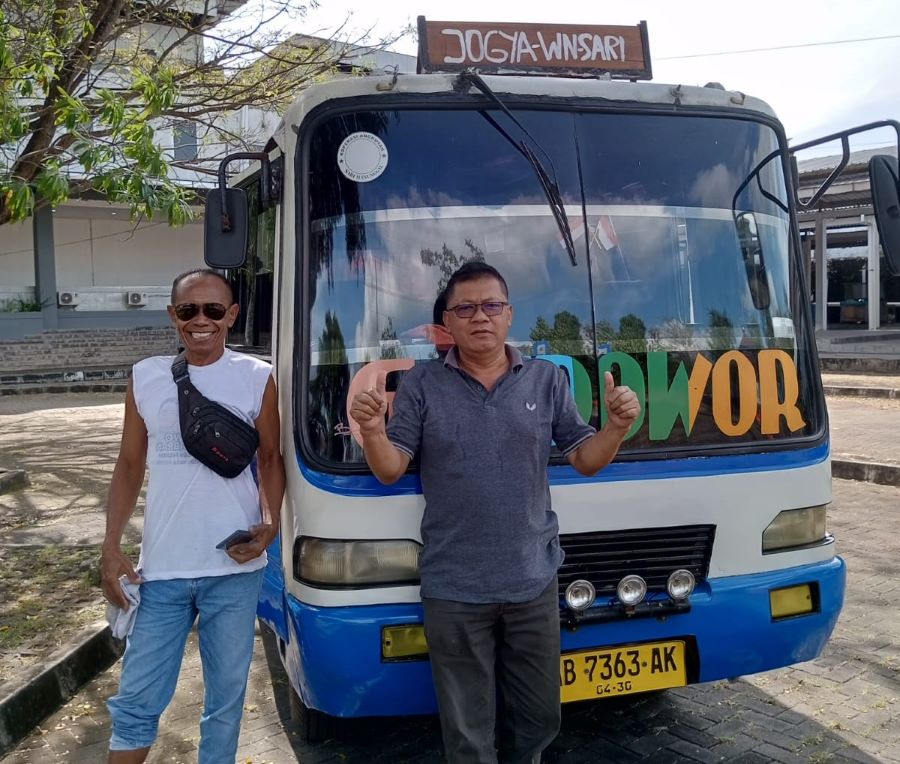 Supir Mini Bus Jogja-Wonosari Edi Sutikno dan keneknya sedang mangkal di Terminal Induk Dhaksinarga Gunungkidul.