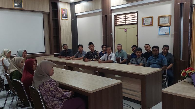 BERKUMPUL: Orangtua mendapat pengarahan usai anak-anaknya mengambil ASPD.