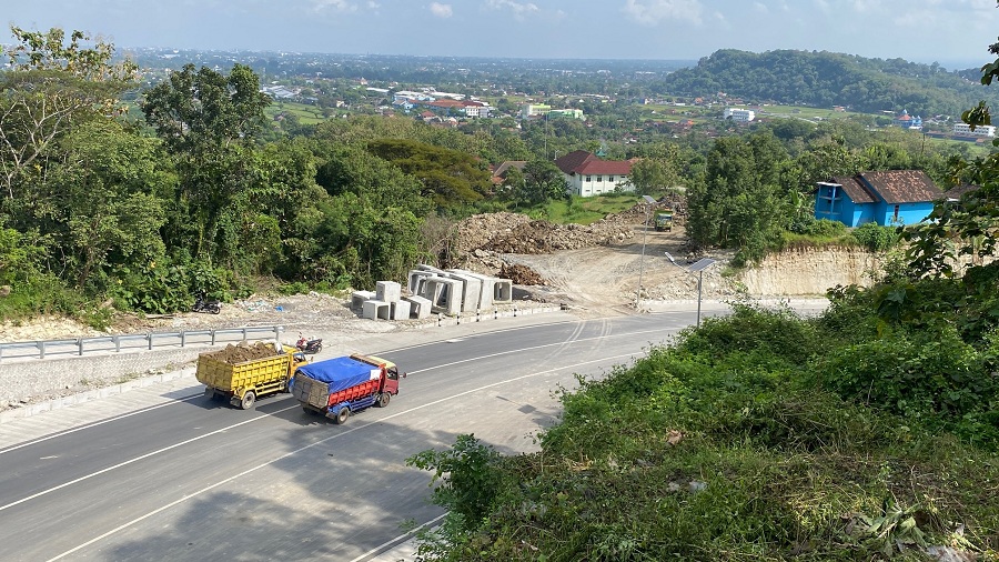 LANCAR: Pengerjaan jalan ruas Prambanan-Gayamharjo, Sleman, yang membelah Gunung Ijo Sambirejo, terus berjalan. Pembangunan dibiayai dengan anggaran pusat.