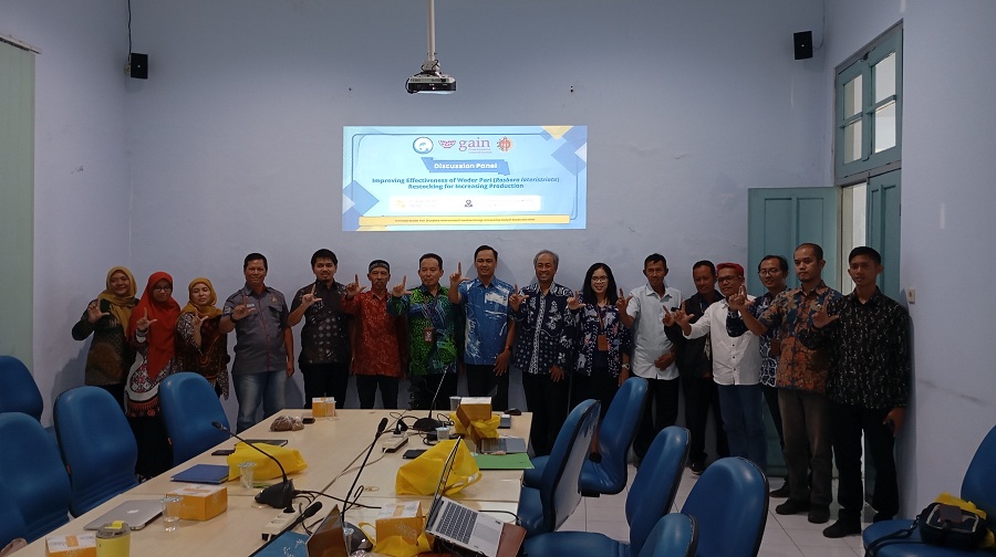 LIBATKAN MASYARAKAT: Peserta sosialisasi konservasi perikanan lokal foto bersama usai acara yang berlangsung&nbsp;Kamis (12/6/2025).