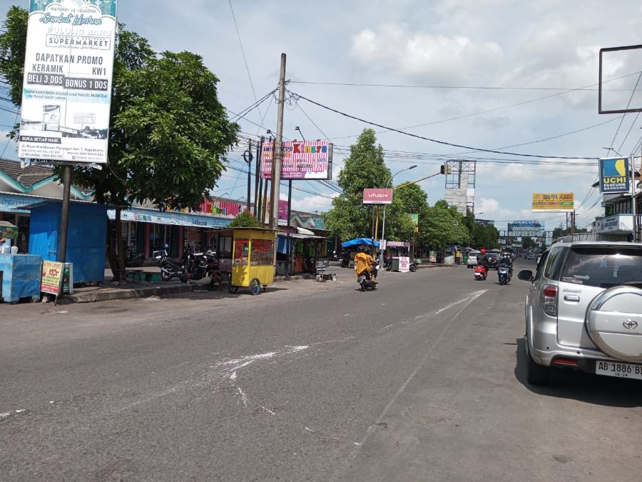 Yusuf Bastiar/Radar Jogja: Puluhan PKL di depan Pasar Besole sudah ramai sejak pagi hari.