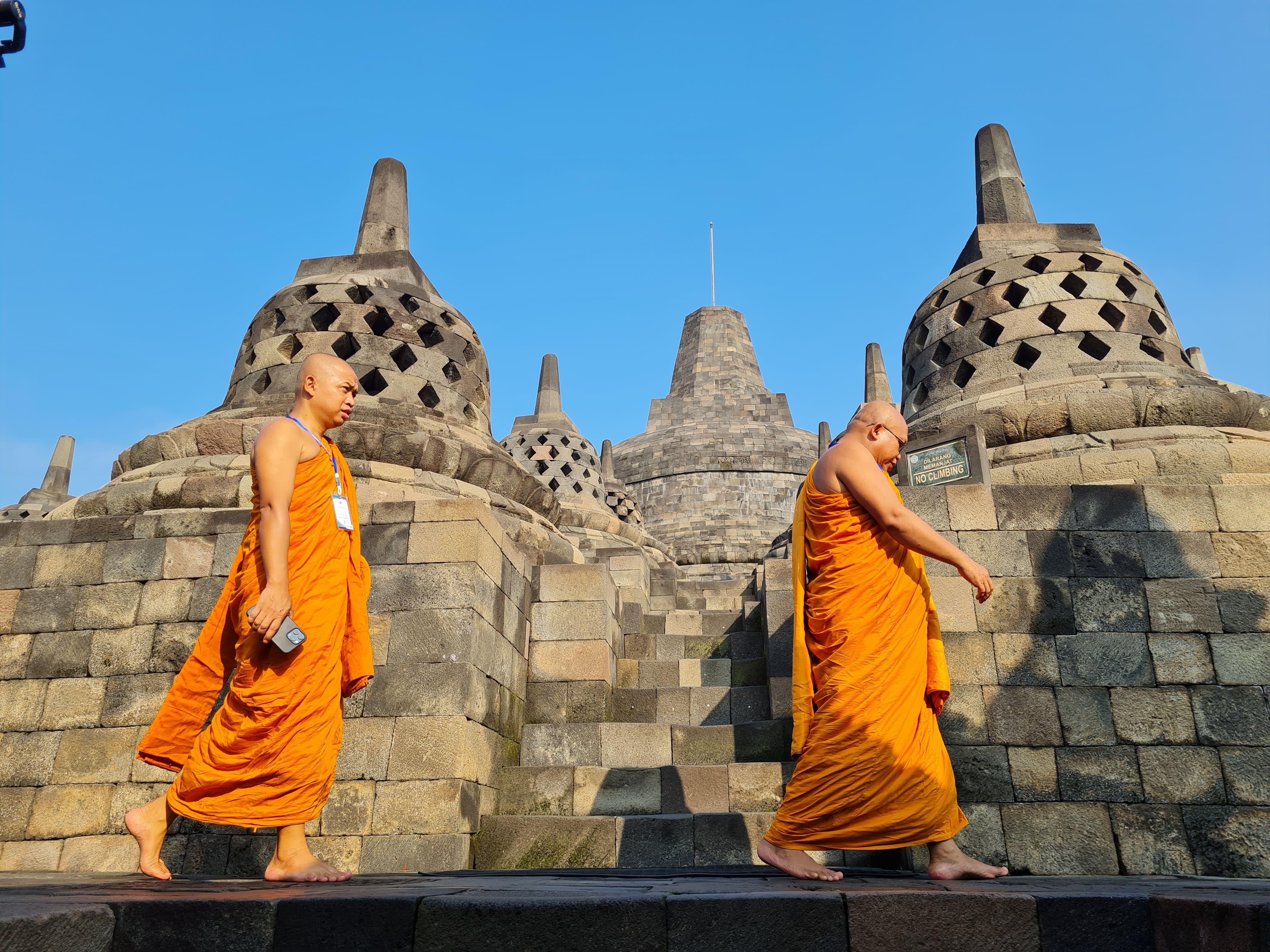 Biksu, umat Buddha, dan para peserta program trial CSI melangsungkan meditasi pagi di puncak Candi Borobudur, Kamis (12/6).