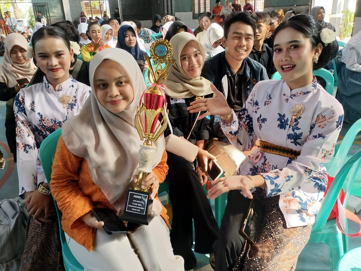 Peserta menunjukkan piala pada ajang Festival Lomba Seni dan Sastra Siswa Nasional (FLS3N) tingkat Kabupaten Kebumen.