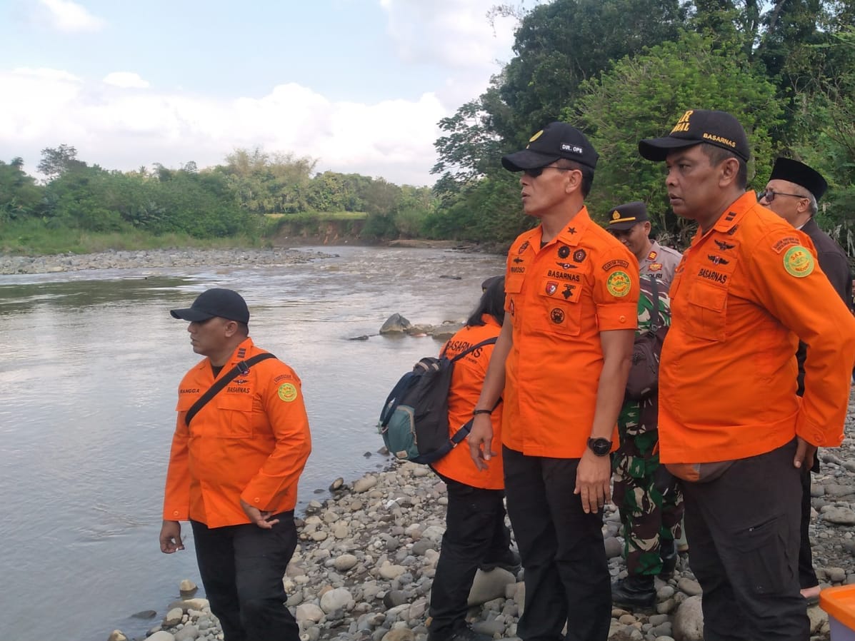 PENCARIAN: Tim SAR gabungan berupaya mencari keberadaan Endang di bantaran Sungai Progo, Kamis (12/6/2025).