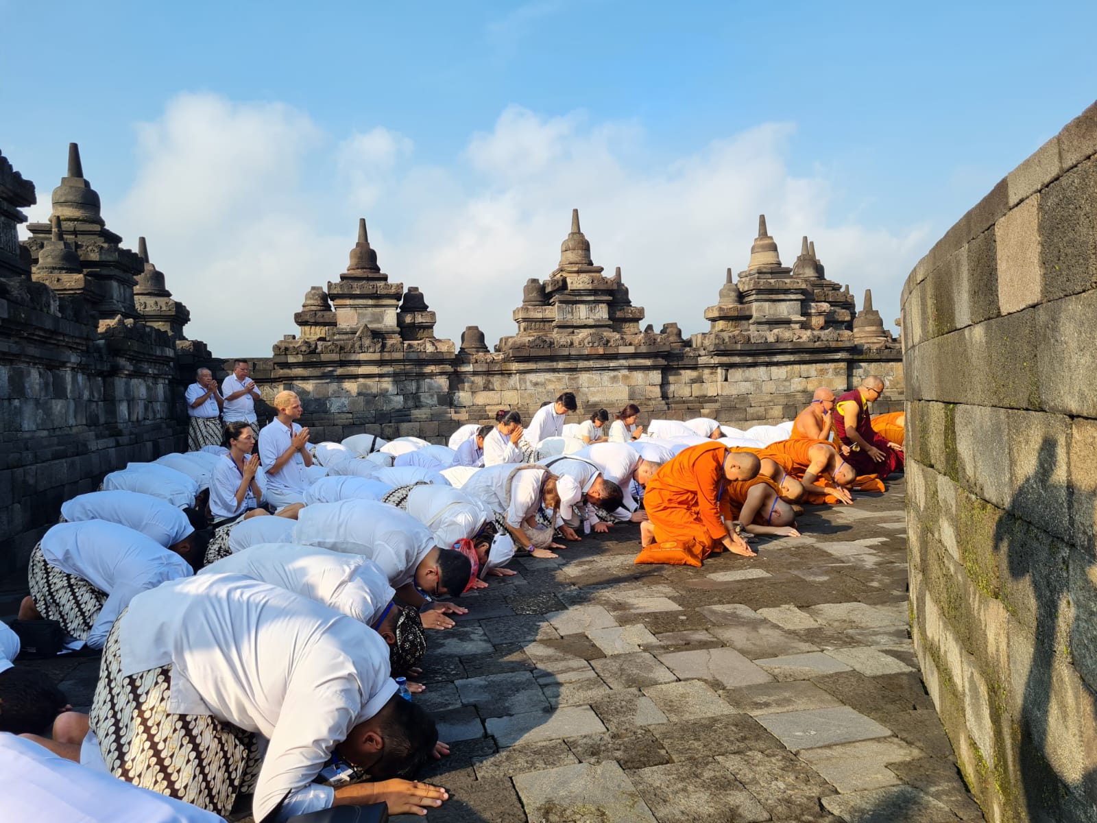 KHIDMAT: Biksu, umat Buddha, dan para peserta program trial CSI melangsungkan meditasi pagi di puncak Candi Borobudur, Kamis (12/6/2025).