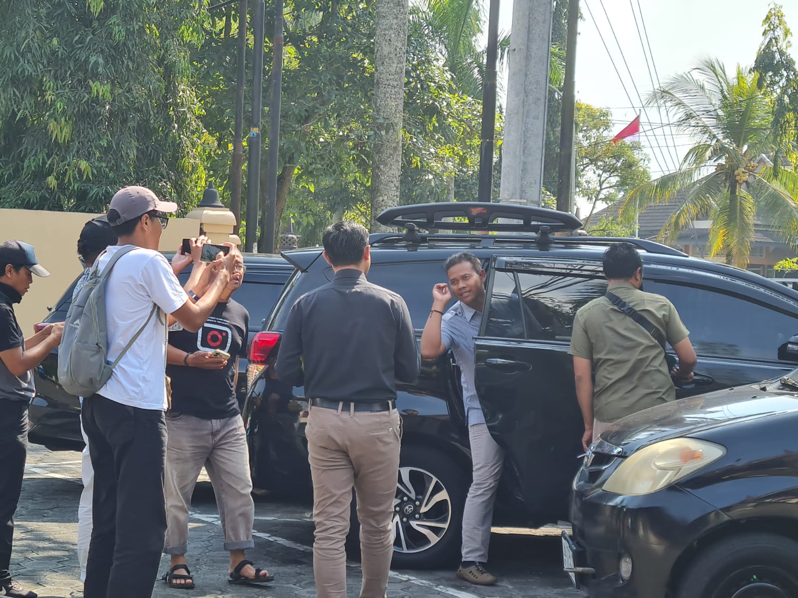 DIGIRING: Pria berinisial YH dibawa personel kepolisian ke Mapolresta Magelang untuk dimintai keterangan soal konten videonya, Kamis (12/6/2025).
