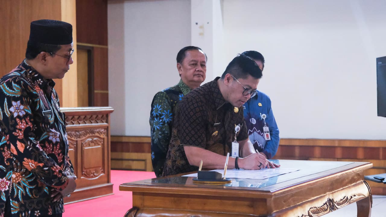 Wali Kota Magelang Damar Prasetyono saat menandatangani pakta integritas di Aula Adipura Kencana, Kamis (12/6).