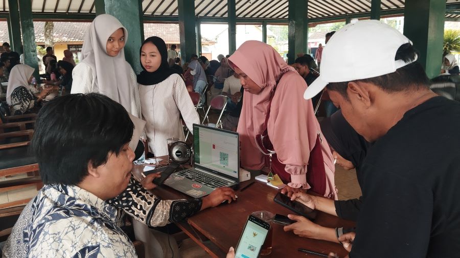 AKTIVASI: Bantuan aktivasi IKD yang dilaksanakan di Kantor Kelurahan Poncosari Kapanewon Srandakan Kamis (12/6)