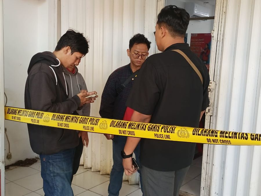 OLAH TKP : Polisi melakukan olah tempat kejadian perkara di sebuah toko retail di Jalan Pemuda, Kebumen yang menjadi sasaran aksi pencurian.