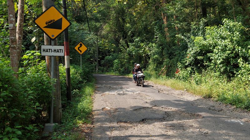 MLIPIR: Warga terpaksa melalui jalan rusak untuk menuju ke Waduk Sermo.&nbsp;