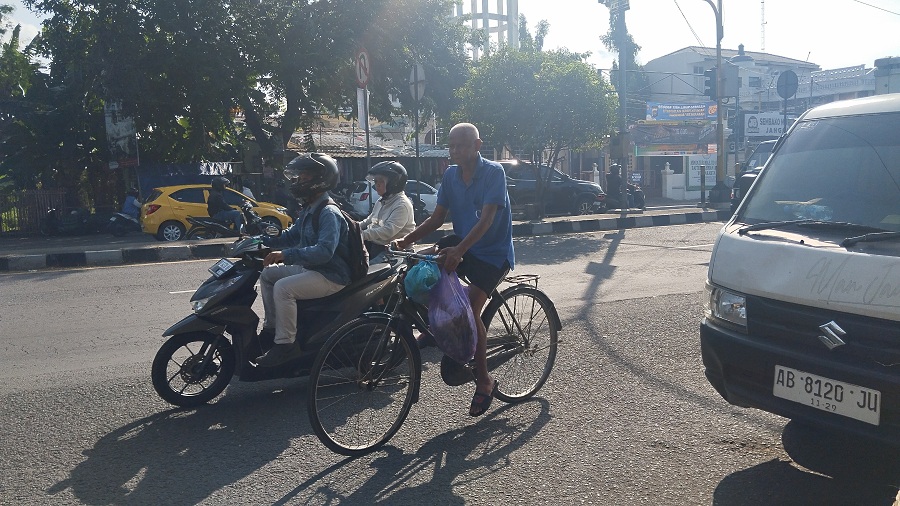 ANDALAN: Sepeda onthel yang digunakan untuk sarana bekerja setiap hari.
