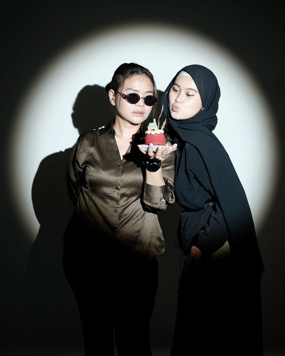 PERCAYA DIRI: Pengguna self photo studio saat berpose dengan berbagai gaya tanpa diarahkan oleh fotografer.